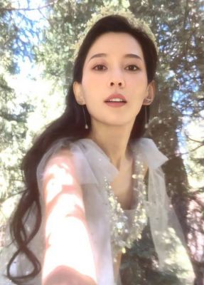 汪峰恋情曝光，女方助理陪同，网友：真人颜值身材太惊艳！